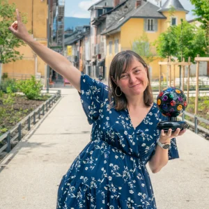 Membre de l'Objethèque tenant un gaufrier