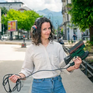 Membre de l'Objethèque avec une perceuse