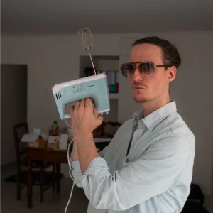 Membre de l'Objethèque montrant une scie sauteuse