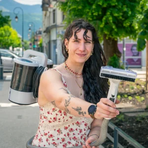 Membre de l'Objethèque avec une shampouineuse