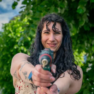 Membre de l'Objethèque tenant un appareil photo